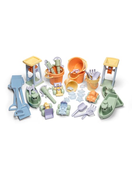 Farverigt sandlegetøjssæt med spande, skovle, forme og vandkander i pastelfarver.